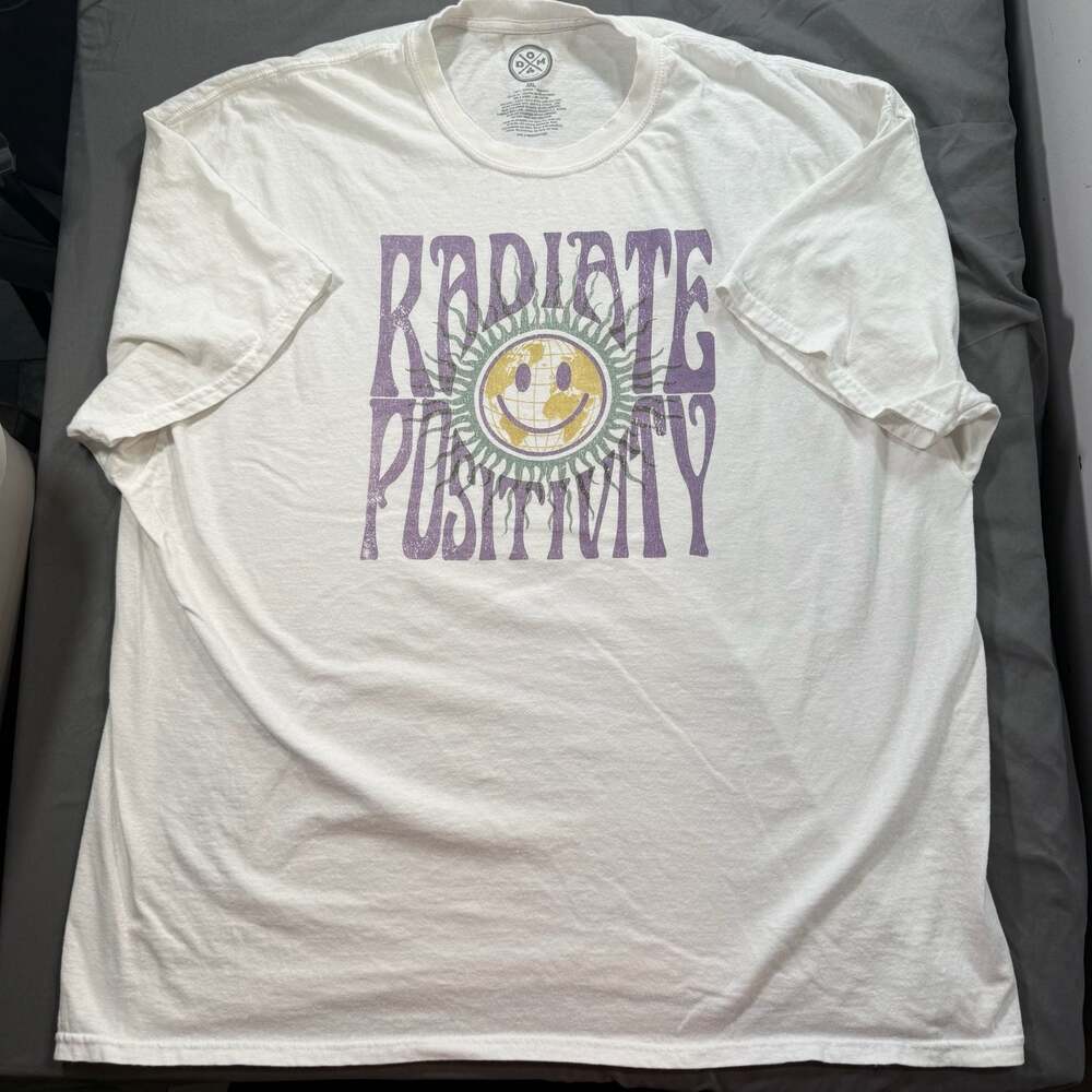 DOM 'Radiate Positivity' Graphic T-Shirt